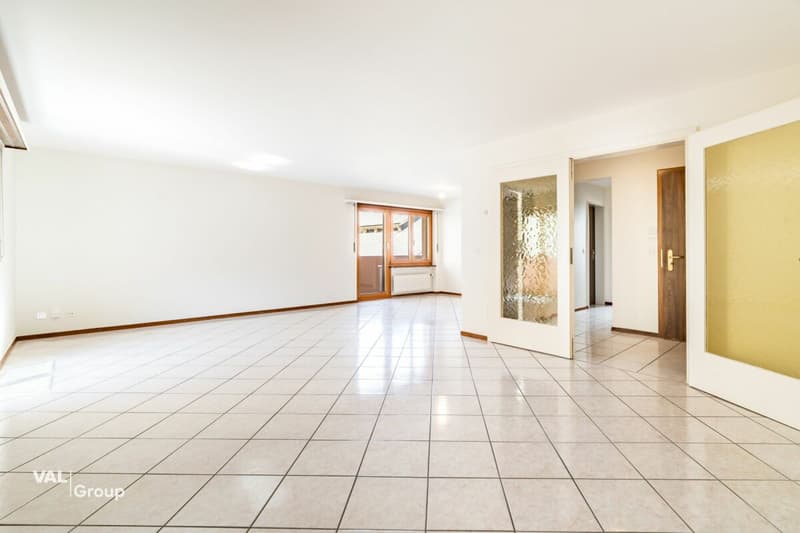 Spacious living in a central location in Brig-Glis - with balcony on all sides (6)