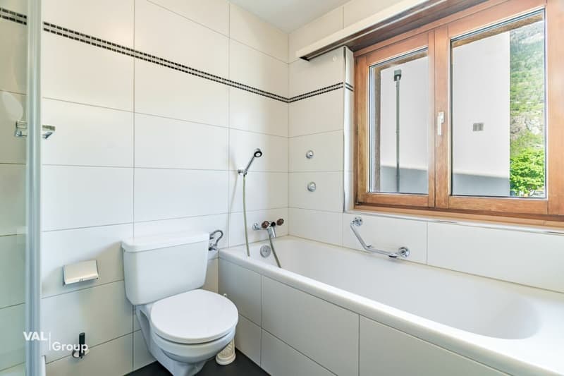 Spacious living in a central location in Brig-Glis - with balcony on all sides (12)