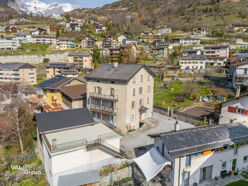 Renovated 4.5-room old building apartment with charm and beautiful garden (2)