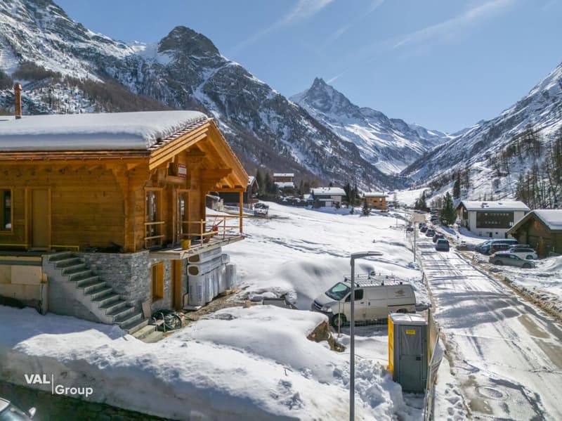Charming chalet with alpine elegance in a breathtaking setting (1)