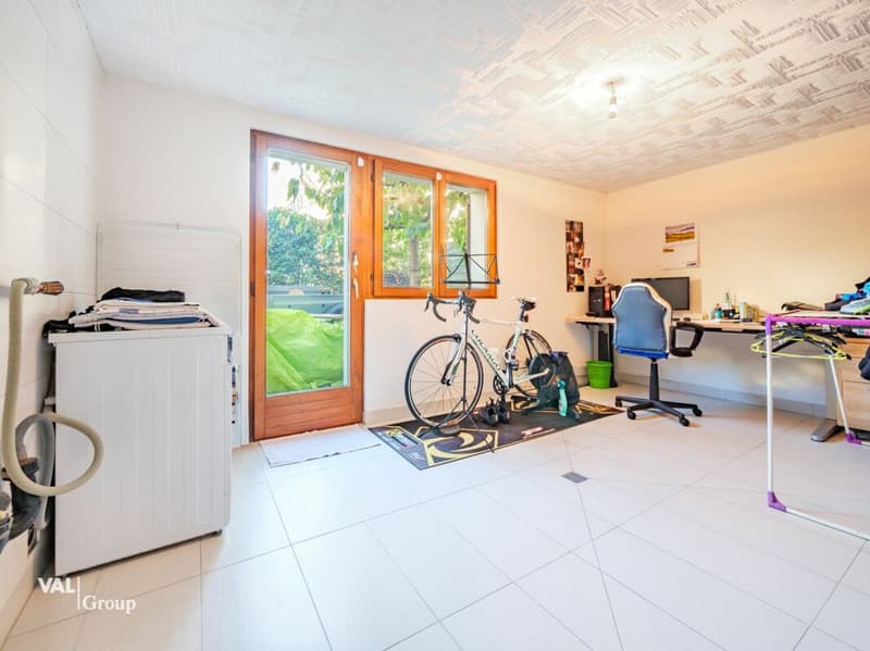 Magnificent villa with garden, offering an ideal configuration for two units (11)