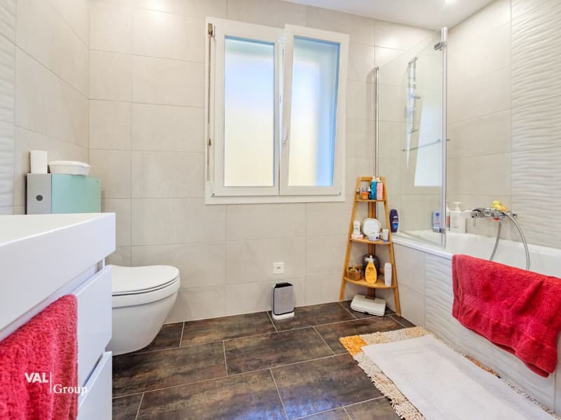 Magnificent villa with garden, offering an ideal configuration for two units (9)