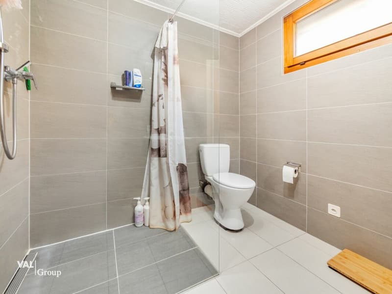 Magnificent villa with garden, offering an ideal configuration for two units (12)