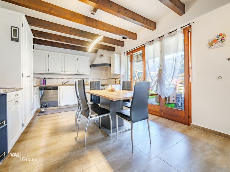 Magnificent villa with garden, offering an ideal configuration for two units (5)