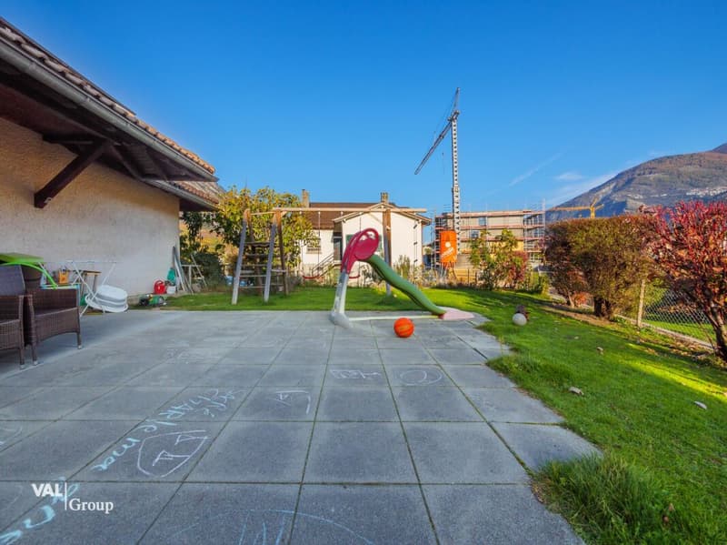 Magnificent villa with garden, offering an ideal configuration for two units (6)