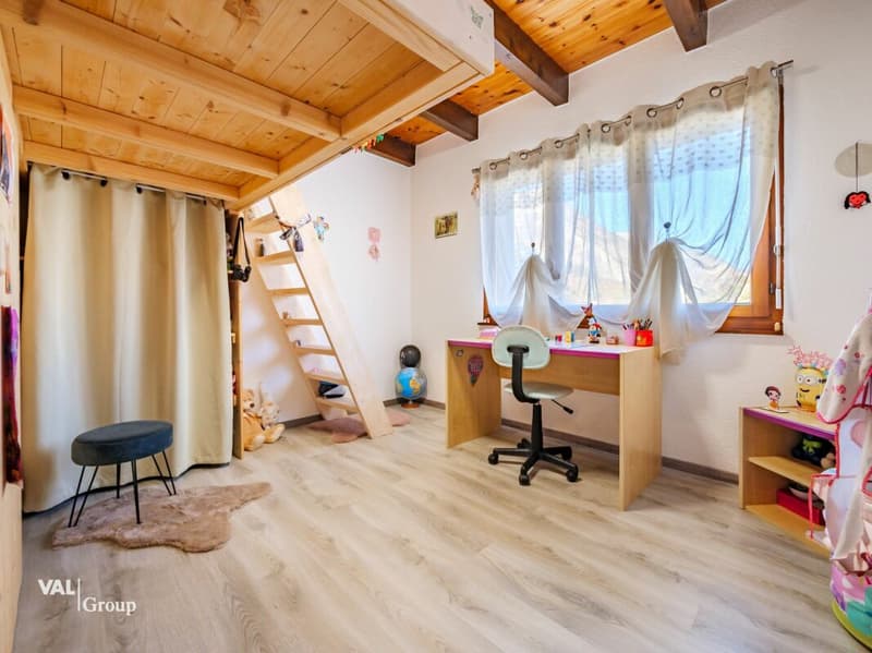 Magnificent villa with garden, offering an ideal configuration for two units (8)