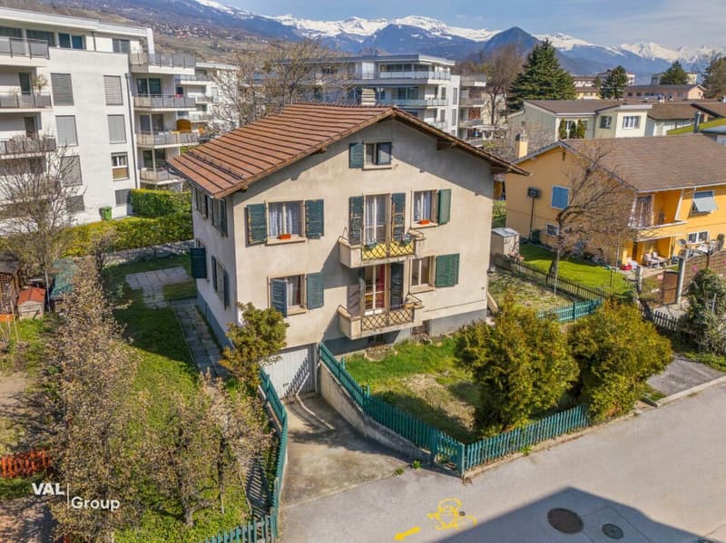 A rare property in the heart of Champsec, between yield and potential (1)