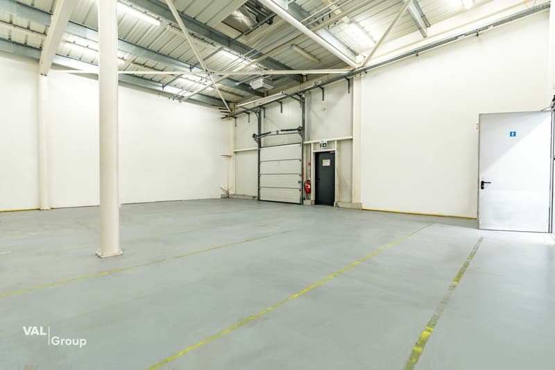 Moderne Gewerbehalle im Fachmarkt «Dreispitz» (4)