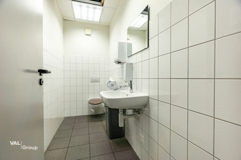 Moderne Gewerbehalle im Fachmarkt «Dreispitz» (8)