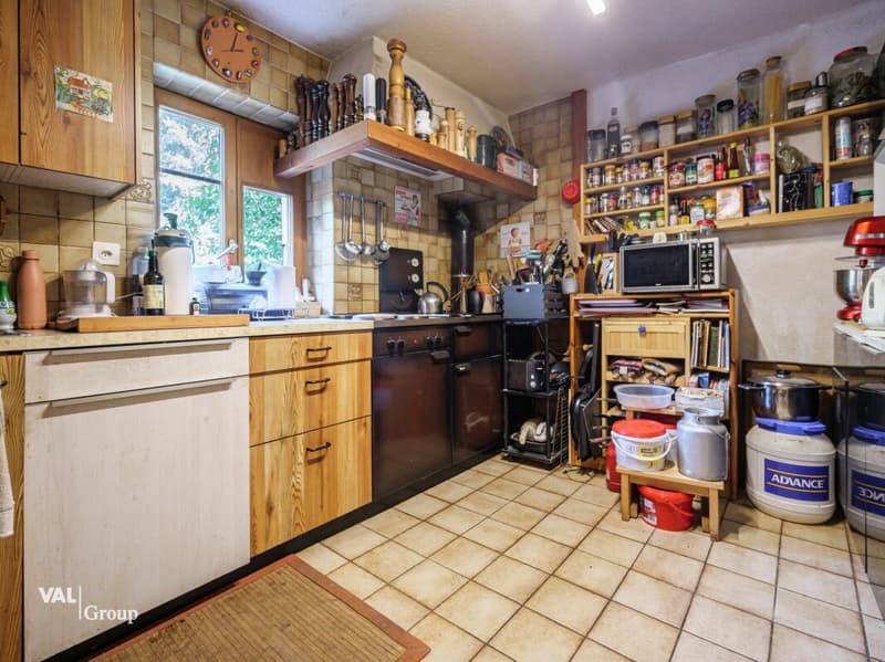 Great potential just two steps from Sion - House with outbuildings (6)