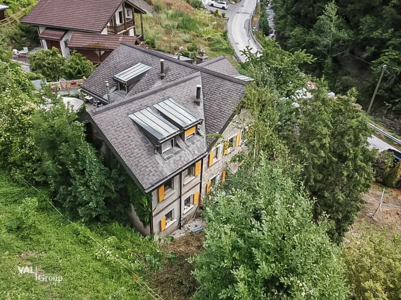 Great potential just two steps from Sion - House with outbuildings (1)