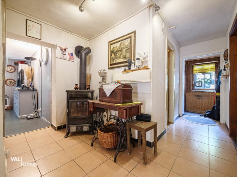 Great potential just two steps from Sion - House with outbuildings (9)