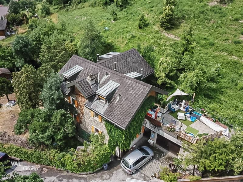 Great potential just two steps from Sion - House with outbuildings (2)