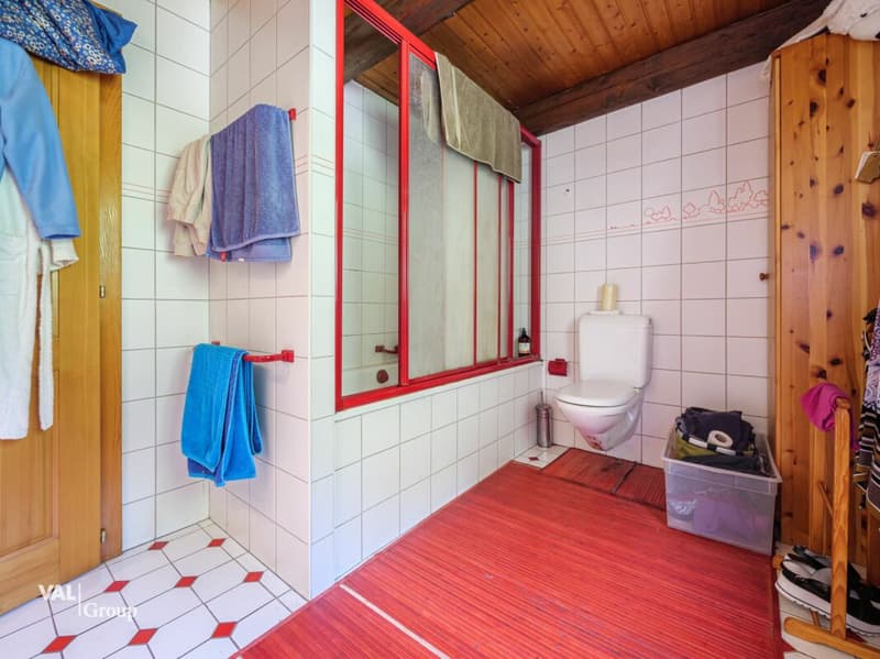 Great potential just two steps from Sion - House with outbuildings (10)