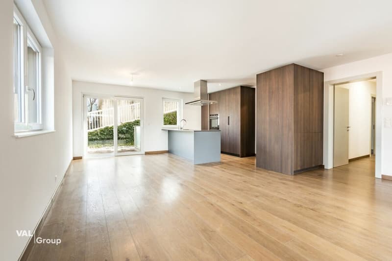 Spacious apartment in a two-unit house (5)