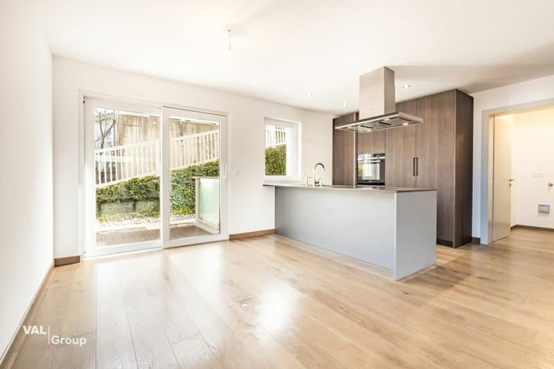 Spacious apartment in a two-unit house (3)