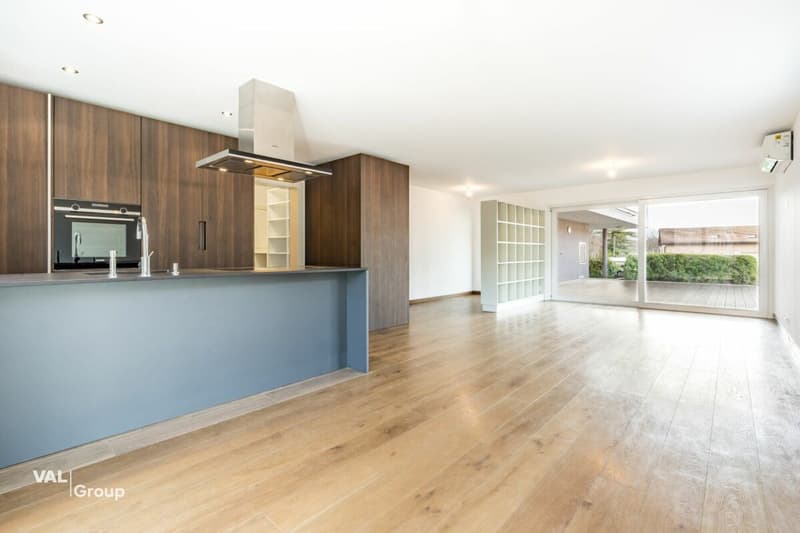 Spacious apartment in a two-unit house (4)