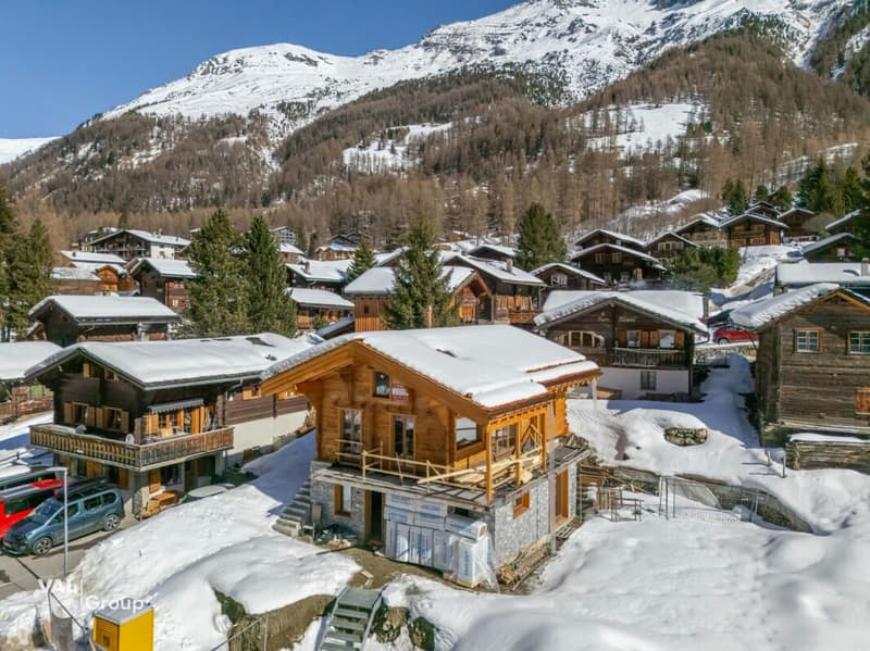 Charming chalet with alpine elegance in a breathtaking setting (9)