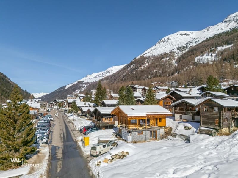 Charming chalet with alpine elegance in a breathtaking setting (8)