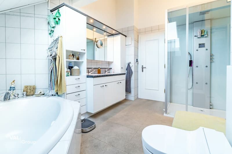 Exclusive 4.5-room attic apartment with lift directly into the apartment and large panoramic terrace in Visp (11)