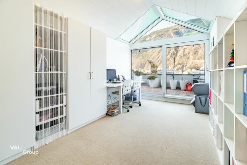 Exclusive 4.5-room attic apartment with lift directly into the apartment and large panoramic terrace in Visp (9)
