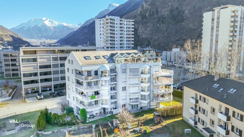 Exclusive 4.5-room attic apartment with lift directly into the apartment and large panoramic terrace in Visp (2)