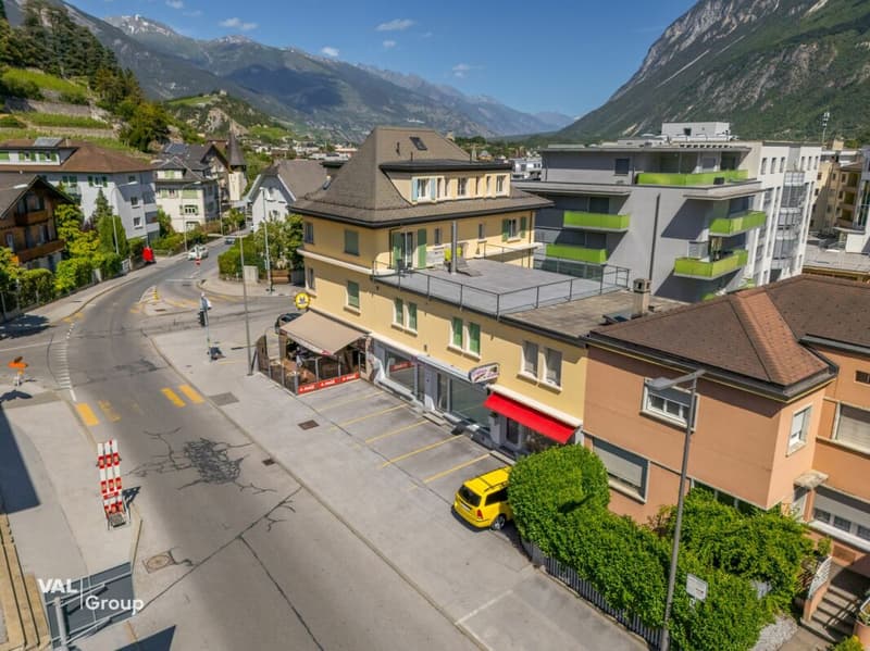 Locale commerciale polivalente con uffici, luce e visibilità (10)