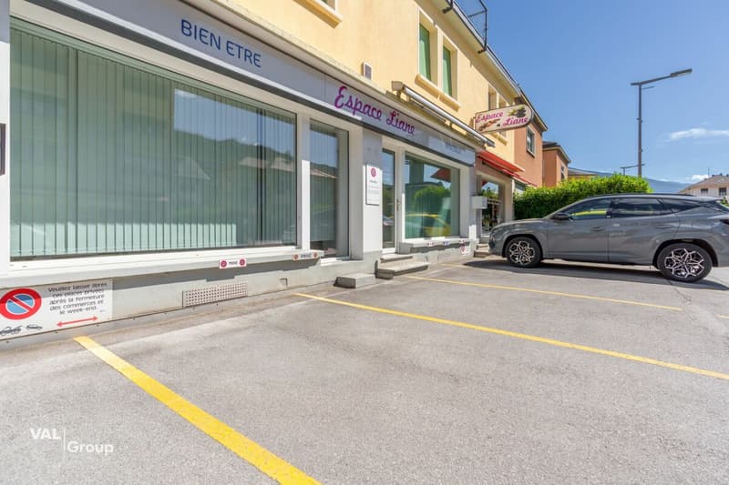 Locale commerciale polivalente con uffici, luce e visibilità (9)
