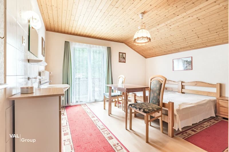 Interesting house with many rooms and flexible use (12)