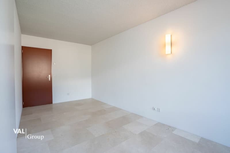 Modern living in a prime location (5)