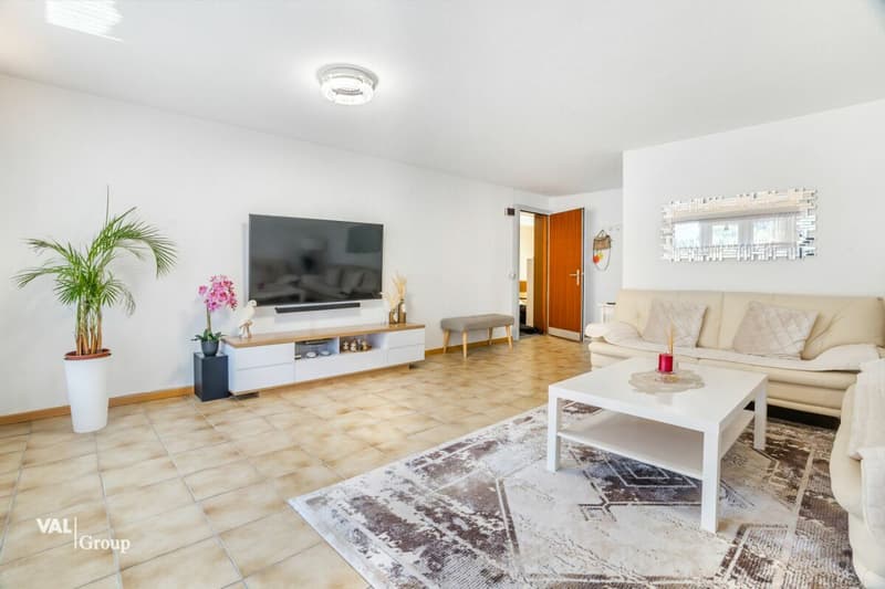 Sonnige 4.5-Zimmer-Wohnung mit zwei Garagen an ruhiger Lage in Steg (1)