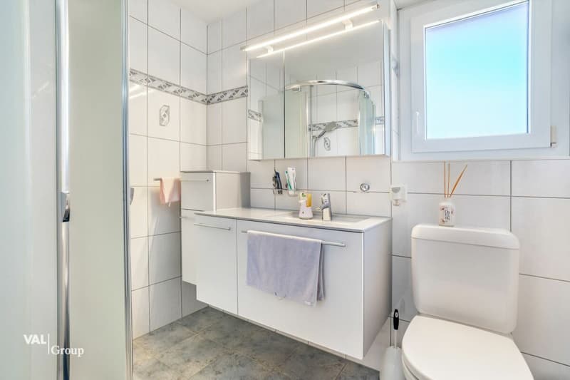 Sonnige 4.5-Zimmer-Wohnung mit zwei Garagen an ruhiger Lage in Steg (7)