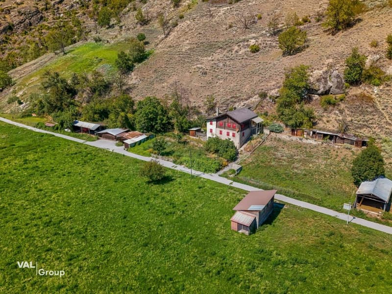 Baulandreserve mit Entwicklungspotenzial - Wohnhaus in Lalden (2)