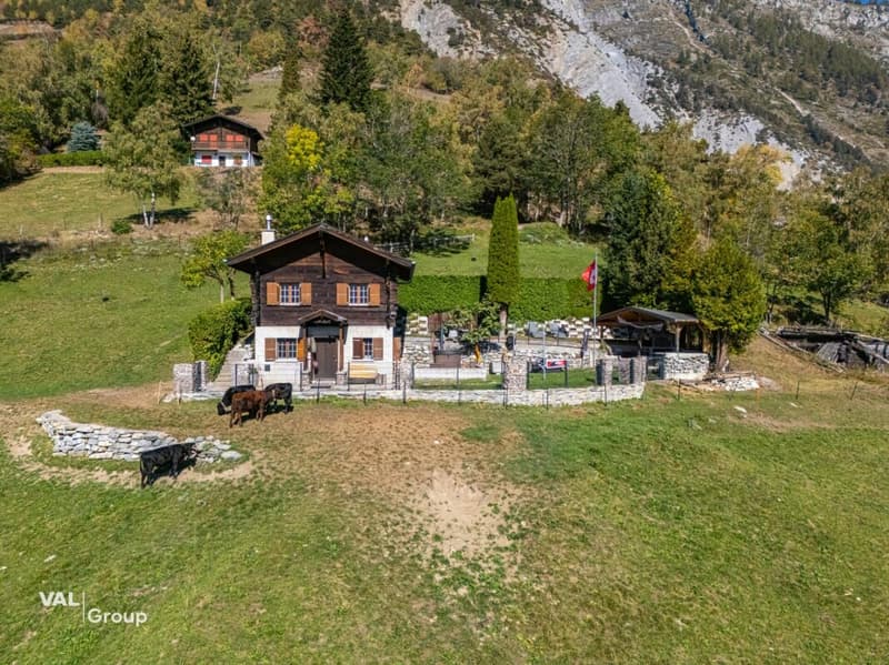 Seltenes Bijou über dem Rhonetal: Off-Grid-Chalet mit Traumaussicht (1)