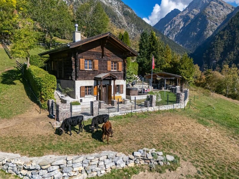 Seltenes Bijou über dem Rhonetal: Off-Grid-Chalet mit Traumaussicht (20)