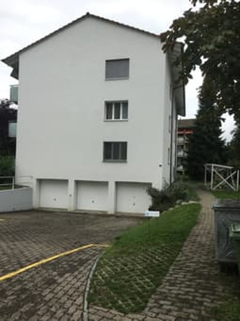 Gemütliche 2.5-Zimmer-Wohnung in ruhiger Lage in Suhr (2)