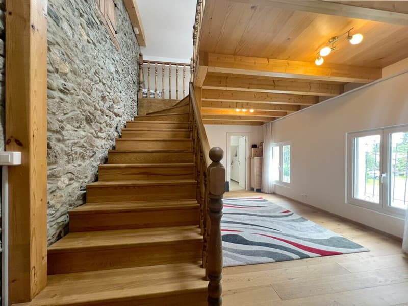 OG Wohnzimmer mit Treppenaufgang Schlafzimmer