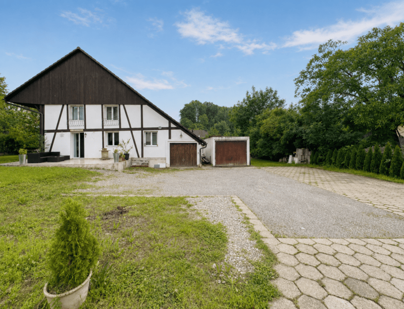 Ansicht mit Wohnung, Sitz- und Parkplätzen