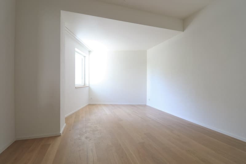 empty room, white walls, wooden floor, window