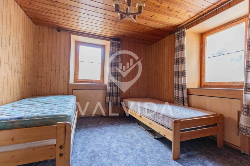 Immeuble polyvalent avec potentiel d'extension dans un quartier calme de Kalpetran (21)