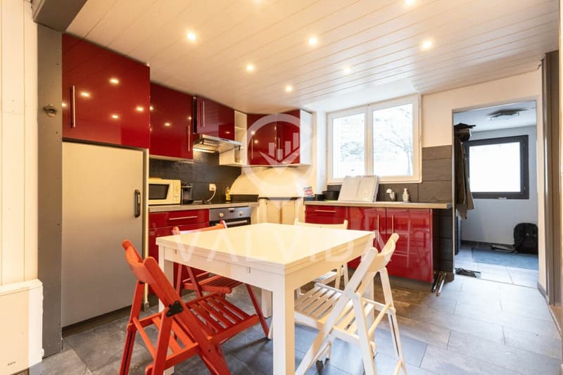 Immeuble polyvalent avec potentiel d'extension dans un quartier calme de Kalpetran (2)