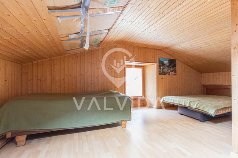 Immeuble polyvalent avec potentiel d'extension dans un quartier calme de Kalpetran (27)
