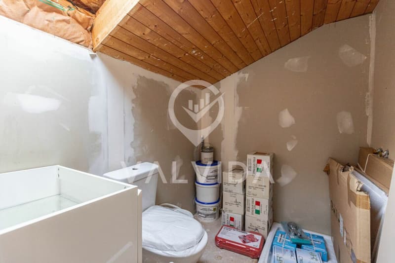 Immeuble polyvalent avec potentiel d'extension dans un quartier calme de Kalpetran (20)