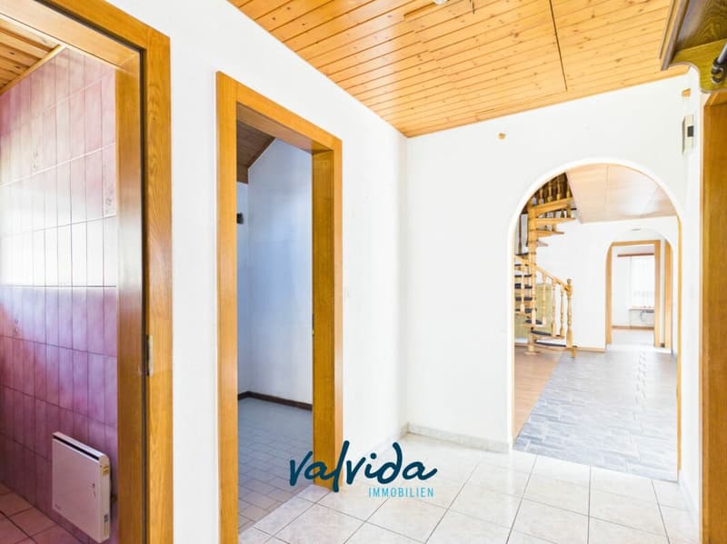Residential & Commercial Building in Agarn with 5.5-Room Apartment, Retail Space & 1'100 m² Plot (9)