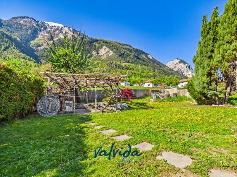 Residential & Commercial Building in Agarn with 5.5-Room Apartment, Retail Space & 1'100 m² Plot (11)