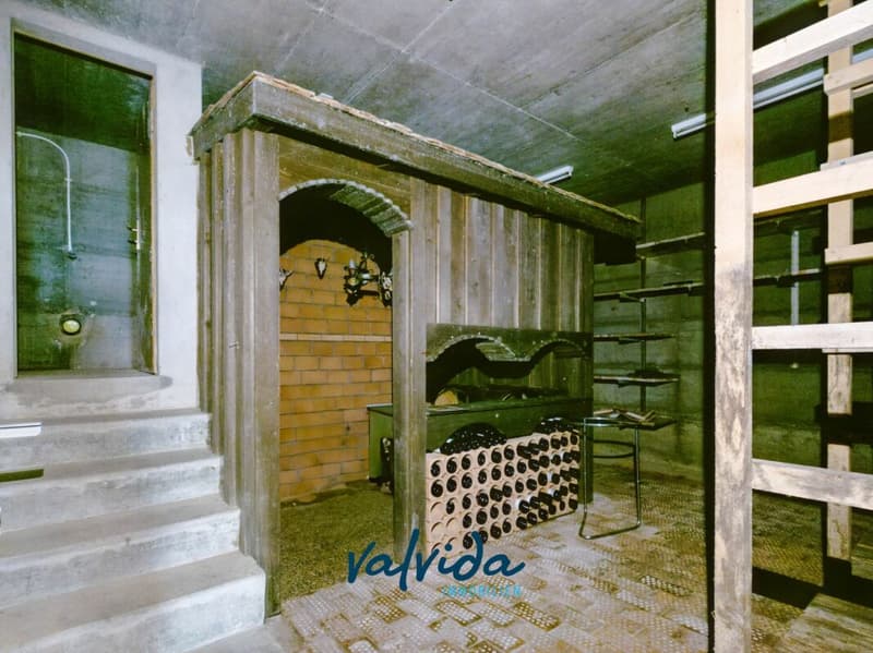 Residential & Commercial Building in Agarn with 5.5-Room Apartment, Retail Space & 1'100 m² Plot (8)