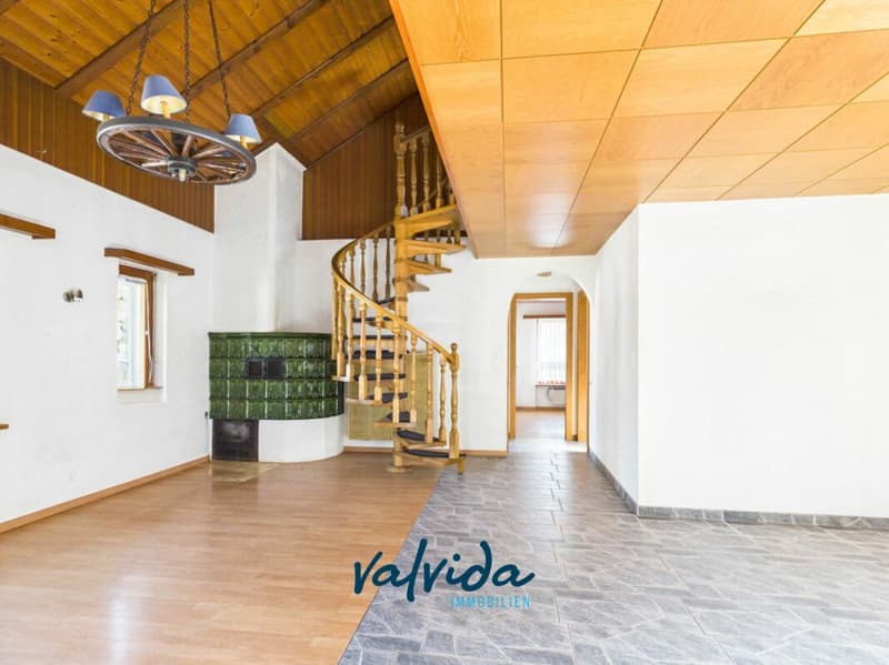 Residential & Commercial Building in Agarn with 5.5-Room Apartment, Retail Space & 1'100 m² Plot (10)