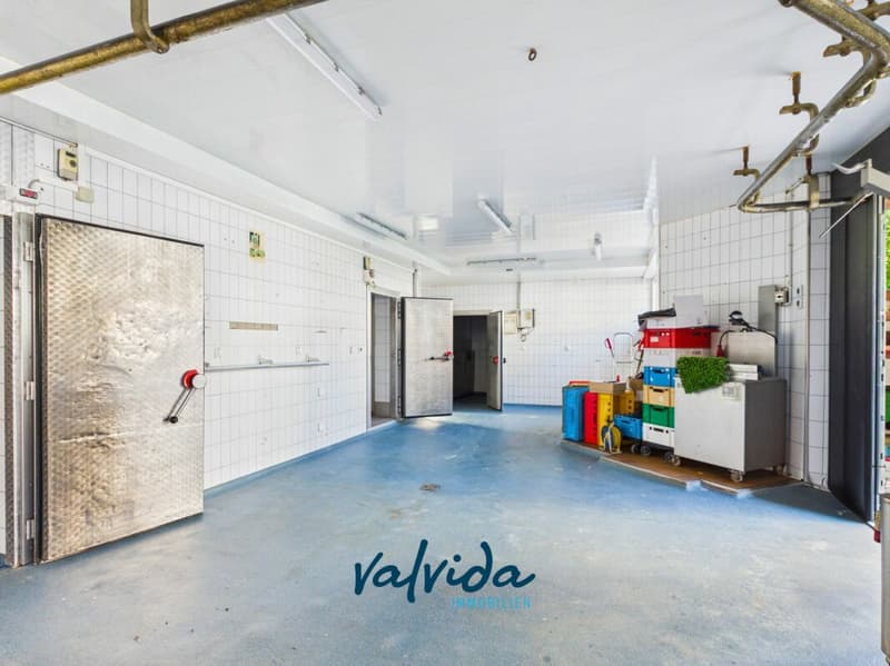 Residential & Commercial Building in Agarn with 5.5-Room Apartment, Retail Space & 1'100 m² Plot (5)