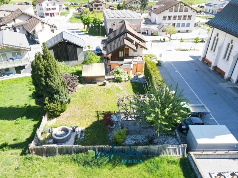 Residential & Commercial Building in Agarn with 5.5-Room Apartment, Retail Space & 1'100 m² Plot (3)