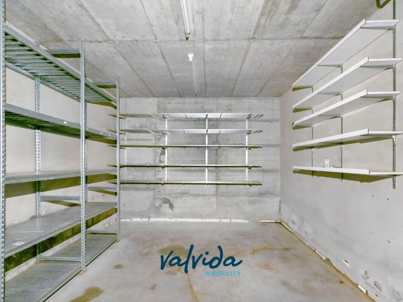 Residential & Commercial Building in Agarn with 5.5-Room Apartment, Retail Space & 1'100 m² Plot (7)
